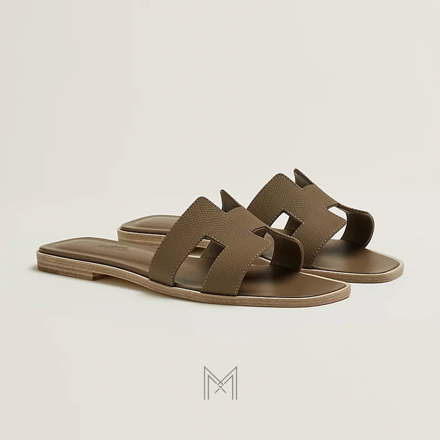 Dép quai ngang Hermes nữ chính hãng màu nâu taupe da hạt MHHH093 2026 Dép quai ngang Hermes nữ chính hãng màu nâu taupe da hạt MHHH093 2026