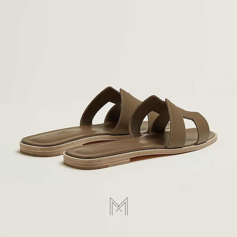Dép quai ngang Hermes nữ chính hãng màu nâu taupe da hạt MHHH093 2026 Dép quai ngang Hermes nữ chính hãng màu nâu taupe da hạt MHHH093 2026