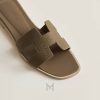 Dép quai ngang Hermes nữ chính hãng màu nâu taupe da hạt MHHH093 2026 Dép quai ngang Hermes nữ chính hãng màu nâu taupe da hạt MHHH093 2026