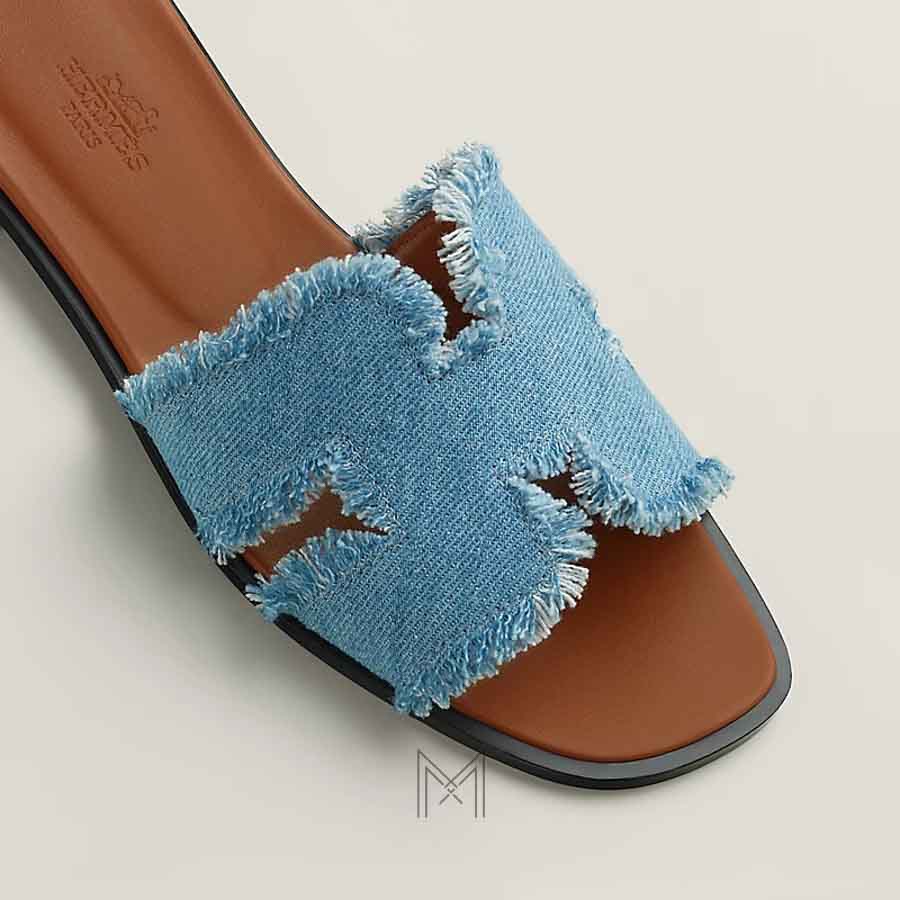 Dép quai ngang Hermes Oran chính hãng màu xanh denim lòng nâu MHHH140 2026 Dép quai ngang Hermes Oran chính hãng màu xanh denim lòng nâu MHHH140 2026