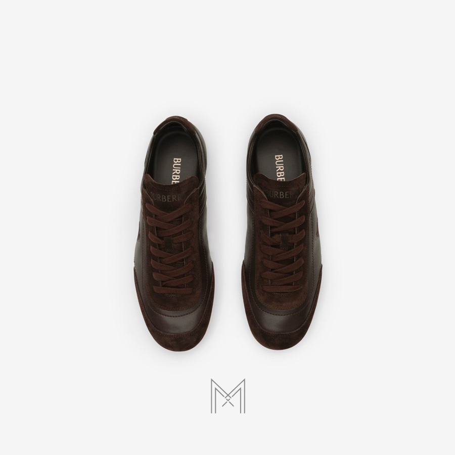 Sneaker Burberry màu nâu đậm họa tiết kỹ sĩ chính hãng MHGB030 2026 Sneaker Burberry màu nâu đậm họa tiết kỹ sĩ chính hãng MHGB030 2026