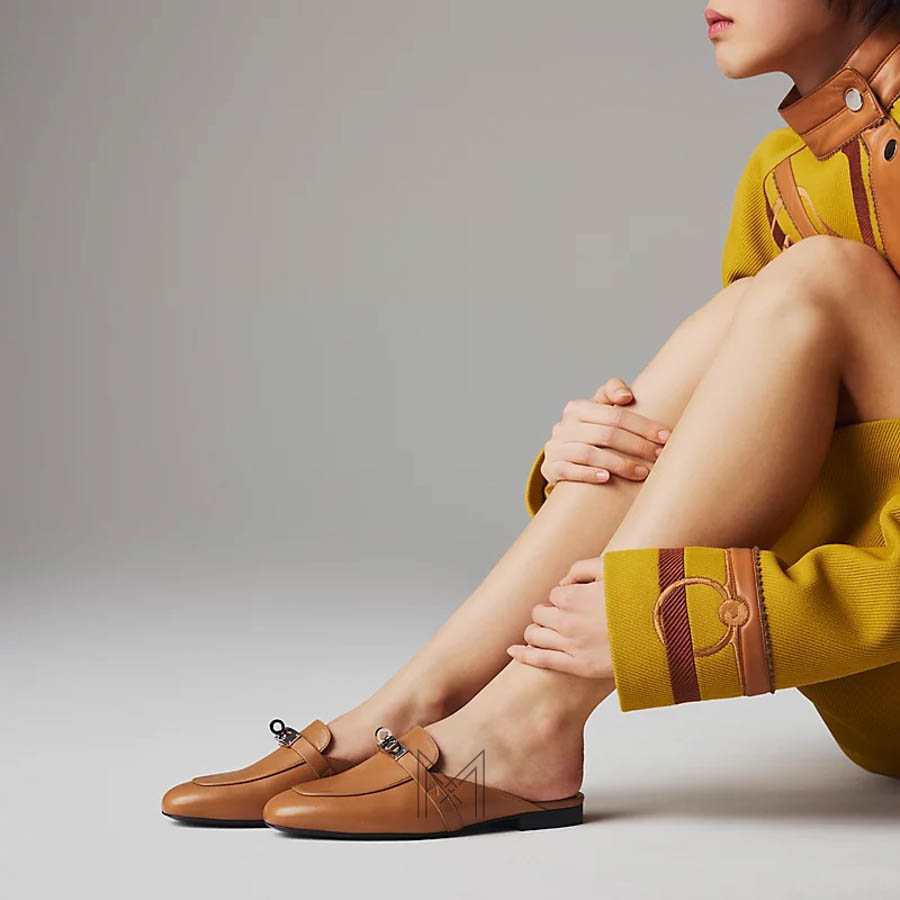 Giày sục Hermes chính hãng màu nâu bò khoá bạc MHGH082 2026 Giày sục Hermes chính hãng màu nâu bò khoá bạc MHGH082 2026