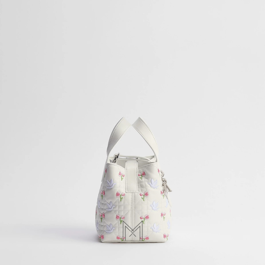 Túi Xách Dioramour Dior Toujours Vertical Nano Tote Bag White Lambskin Embroidered with Multicolor Doves & Roses Motif JTT012 2026 Túi Xách Dioramour Dior Toujours Vertical Nano Tote Bag White Lambskin Embroidered with Multicolor Doves & Roses Motif JTT012 2026