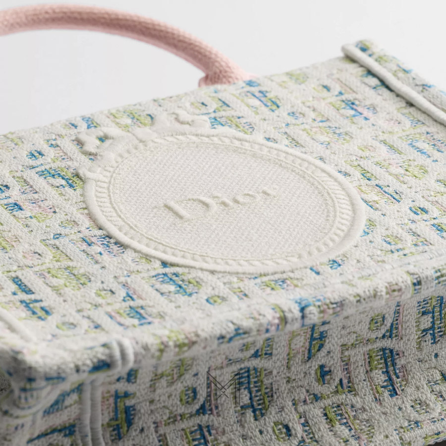Túi Xách Mini Dior Book Tote Multicolor Dior Oblique Pastel Embroidery and White Dior Médaillon JJT255 2026 Túi Xách Mini Dior Book Tote Multicolor Dior Oblique Pastel Embroidery and White Dior Médaillon JJT255 2026