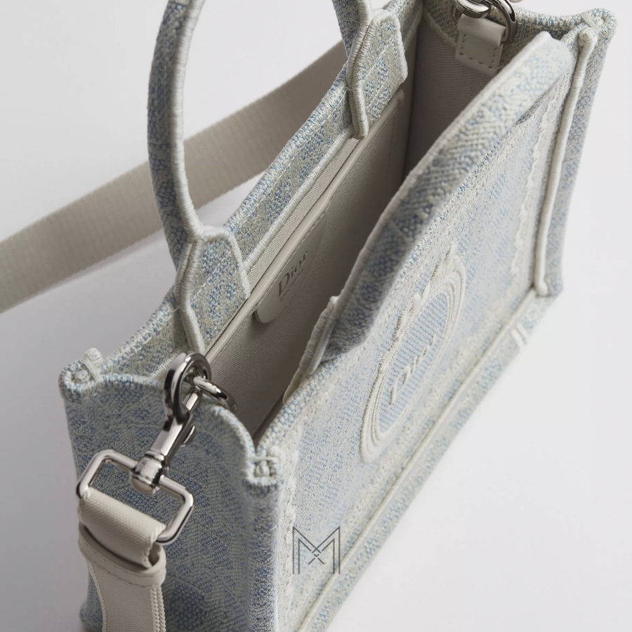 Túi Xách Mini Dior Book Tote with Strap Céleste Blue Dior Oblique Washed Embroidery and Ecru Dior Médaillon JTT145 2026 Túi Xách Mini Dior Book Tote with Strap Céleste Blue Dior Oblique Washed Embroidery and Ecru Dior Médaillon JTT145 2026