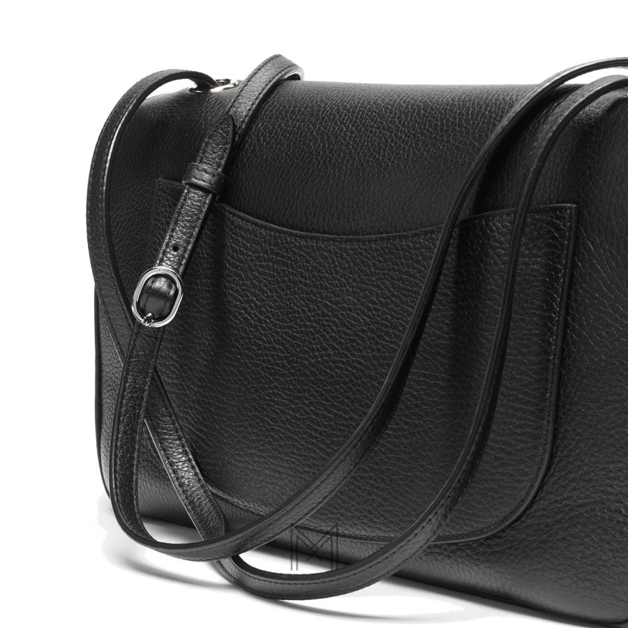 Túi xách đeo chéo Chanel nắp gập màu đen da bê chính hãng MCN62 2026 Túi xách đeo chéo Chanel nắp gập màu đen da bê chính hãng MCN62 2026