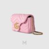Túi xách đeo chéo mini Gucci Marmont màu hồng phấn sáng logo vàng chính hãng MHTG037 2026 Túi xách đeo chéo mini Gucci Marmont màu hồng phấn sáng logo vàng chính hãng MHTG037 2026