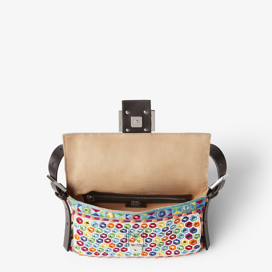 Túi xách đeo chéo Fendi Baguette phối màu hoạ tiết MHH124 2026 Túi xách đeo chéo Fendi Baguette phối màu hoạ tiết MHH124 2026