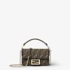 Túi xách đeo chéo Fendi Baguette màu nâu hoạ tiết FF MHH030 2026 Túi xách đeo chéo Fendi Baguette màu nâu hoạ tiết FF MHH030 2026