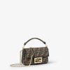 Túi xách đeo chéo Fendi Baguette màu nâu hoạ tiết FF MHH030 2026 Túi xách đeo chéo Fendi Baguette màu nâu hoạ tiết FF MHH030 2026