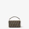 Túi xách đeo chéo Fendi Baguette màu nâu hoạ tiết FF MHH030 2026 Túi xách đeo chéo Fendi Baguette màu nâu hoạ tiết FF MHH030 2026