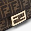 Túi xách đeo chéo Fendi Baguette màu nâu hoạ tiết FF MHH030 2026 Túi xách đeo chéo Fendi Baguette màu nâu hoạ tiết FF MHH030 2026