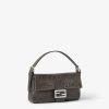 Túi xách đeo chéo Fendi Baguette 1925-26424 màu nâu khoá bạc MHH056 2026 Túi xách đeo chéo Fendi Baguette 1925-26424 màu nâu khoá bạc MHH056 2026