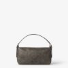 Túi xách đeo chéo Fendi Baguette 1925-26424 màu nâu khoá bạc MHH056 2026 Túi xách đeo chéo Fendi Baguette 1925-26424 màu nâu khoá bạc MHH056 2026