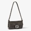 Túi xách đeo chéo Fendi Baguette 1925-26424 màu nâu khoá bạc MHH056 2026 Túi xách đeo chéo Fendi Baguette 1925-26424 màu nâu khoá bạc MHH056 2026