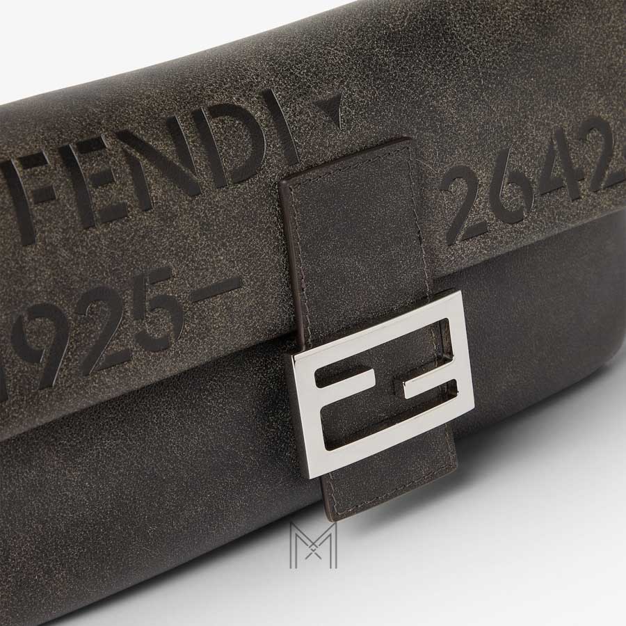 Túi xách đeo chéo Fendi Baguette 1925-26424 màu nâu khoá bạc MHH056 2026 Túi xách đeo chéo Fendi Baguette 1925-26424 màu nâu khoá bạc MHH056 2026