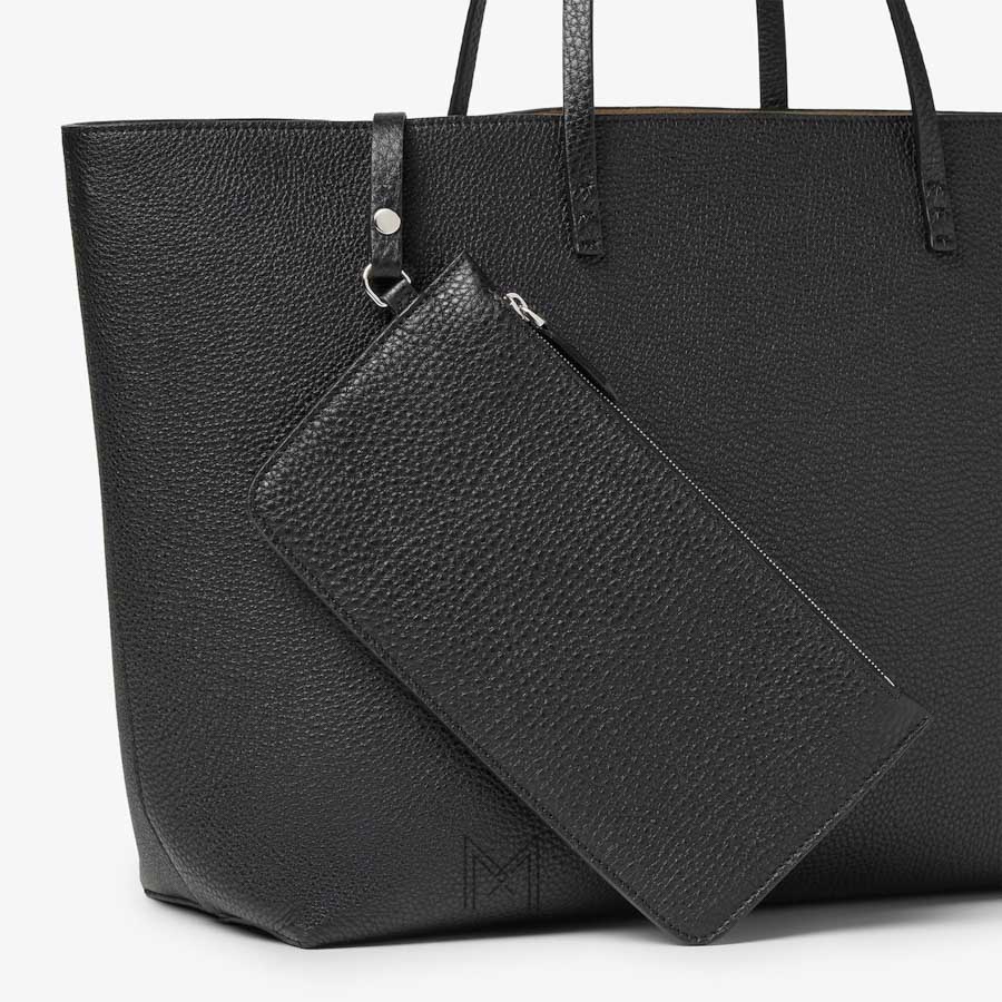 Túi xách tote Fendi Medium Roll màu đen da sần chính hãng MHH037 2026 Túi xách tote Fendi Medium Roll màu đen da sần chính hãng MHH037 2026