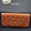 Ví dài Chanel màu nâu da sần logo CC màu vàng MHV25 2026
