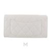 Ví dài Chanel màu trắng da sần logo kim loại màu vàng MHV27 2026