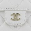 Ví dài Chanel màu trắng da sần logo kim loại màu vàng MHV27 2026