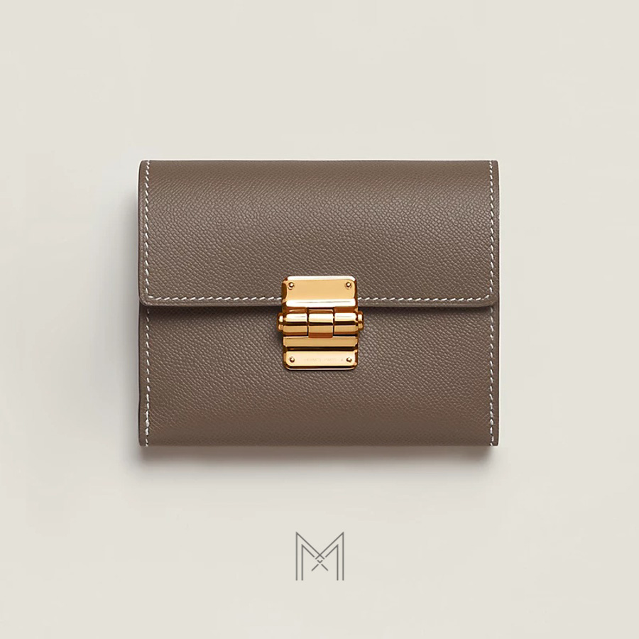 Ví ngắn Hermes nắp gập Charniere Compact màu nâu da bê Madame MVH34 2026 Ví ngắn Hermes nắp gập Charniere Compact màu nâu da bê Madame MVH34 2026