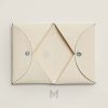 Ví đựng thẻ Hermes Calvi màu trắng kem da hạt chính hãng MVH91 2026