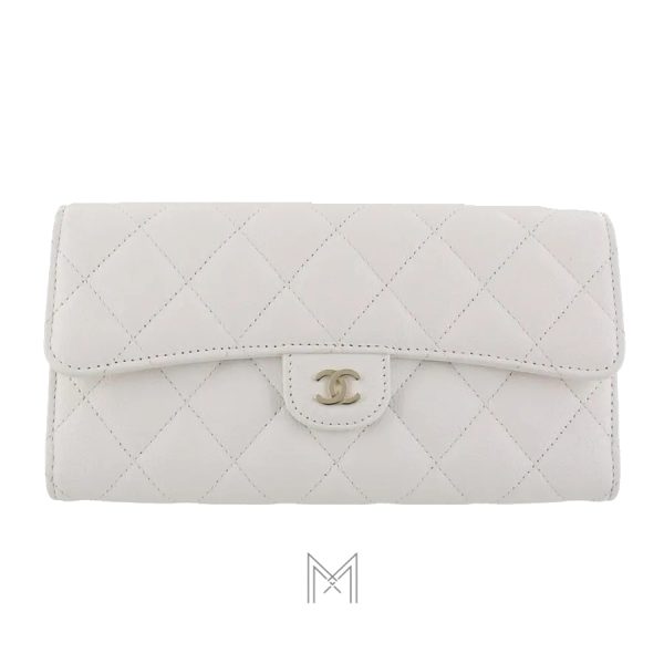 Ví dài Chanel màu trắng da sần logo kim loại màu vàng MHV27